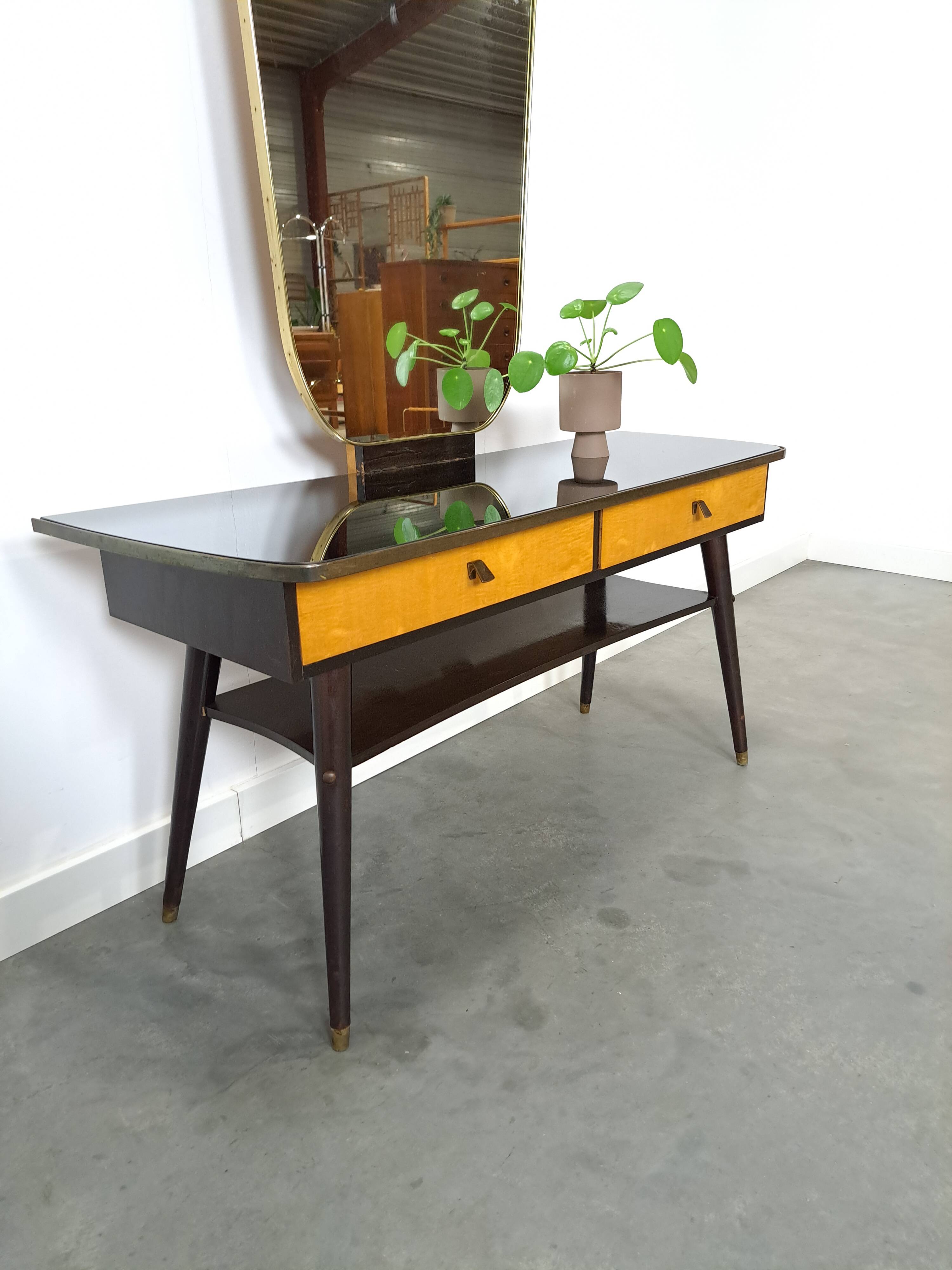 Sidetable met lades en grote spiegel met gouden rand, kaptafel