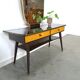 Sidetable met lades en grote spiegel met gouden rand, kaptafel