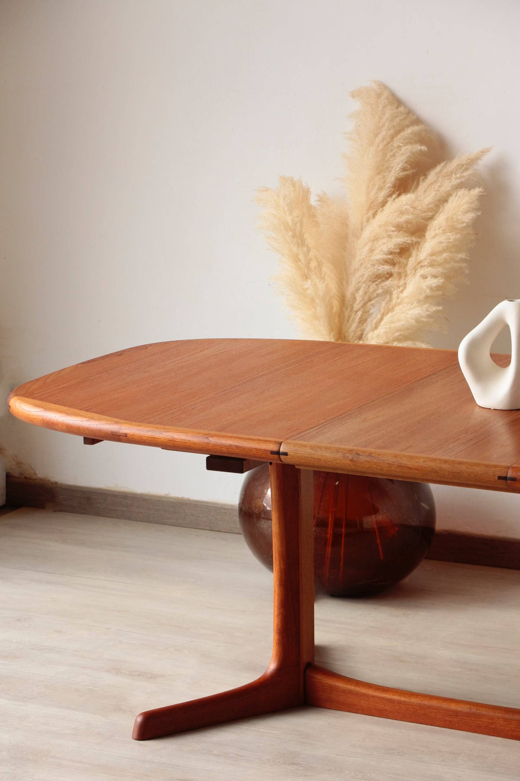 Vintage Dyrlund dining table in teak – the excellence of Danish design.