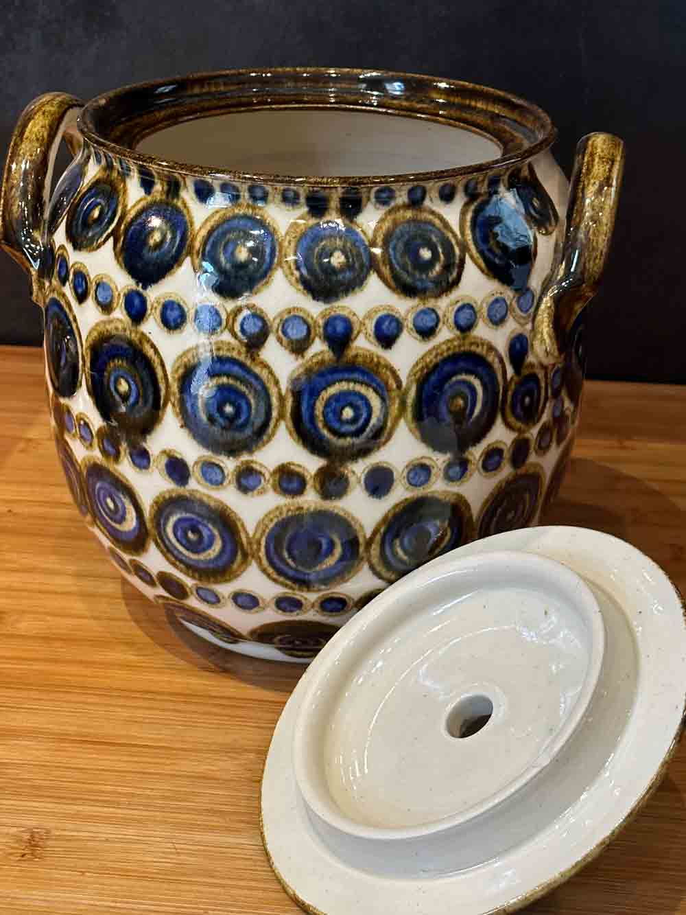 Enameled stoneware pot with lid