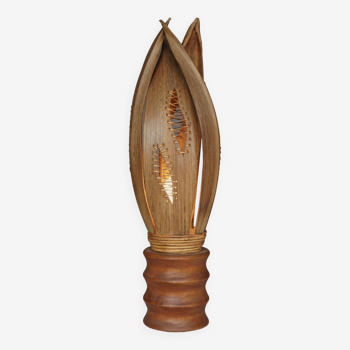 Lampe de table en bois de feuille de bananier vintage. années 1970