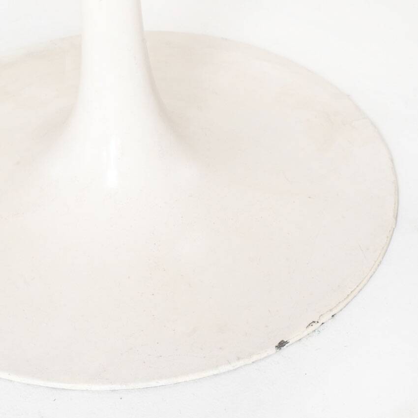 Vintage round table with tulip foot by Maurice Burke for Arkana. Aluminum + lacquered wood. United Kingdom, 60