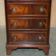 Paire de commodes françaises en bois dur flammé poli