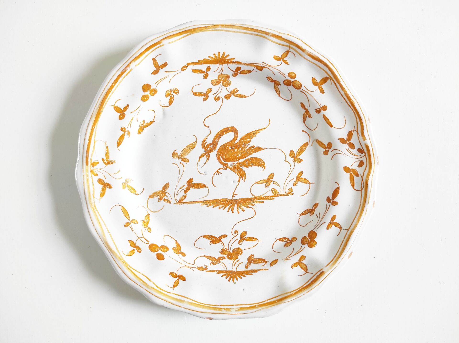 Assiette faïence de Moustiers oiseau orange
