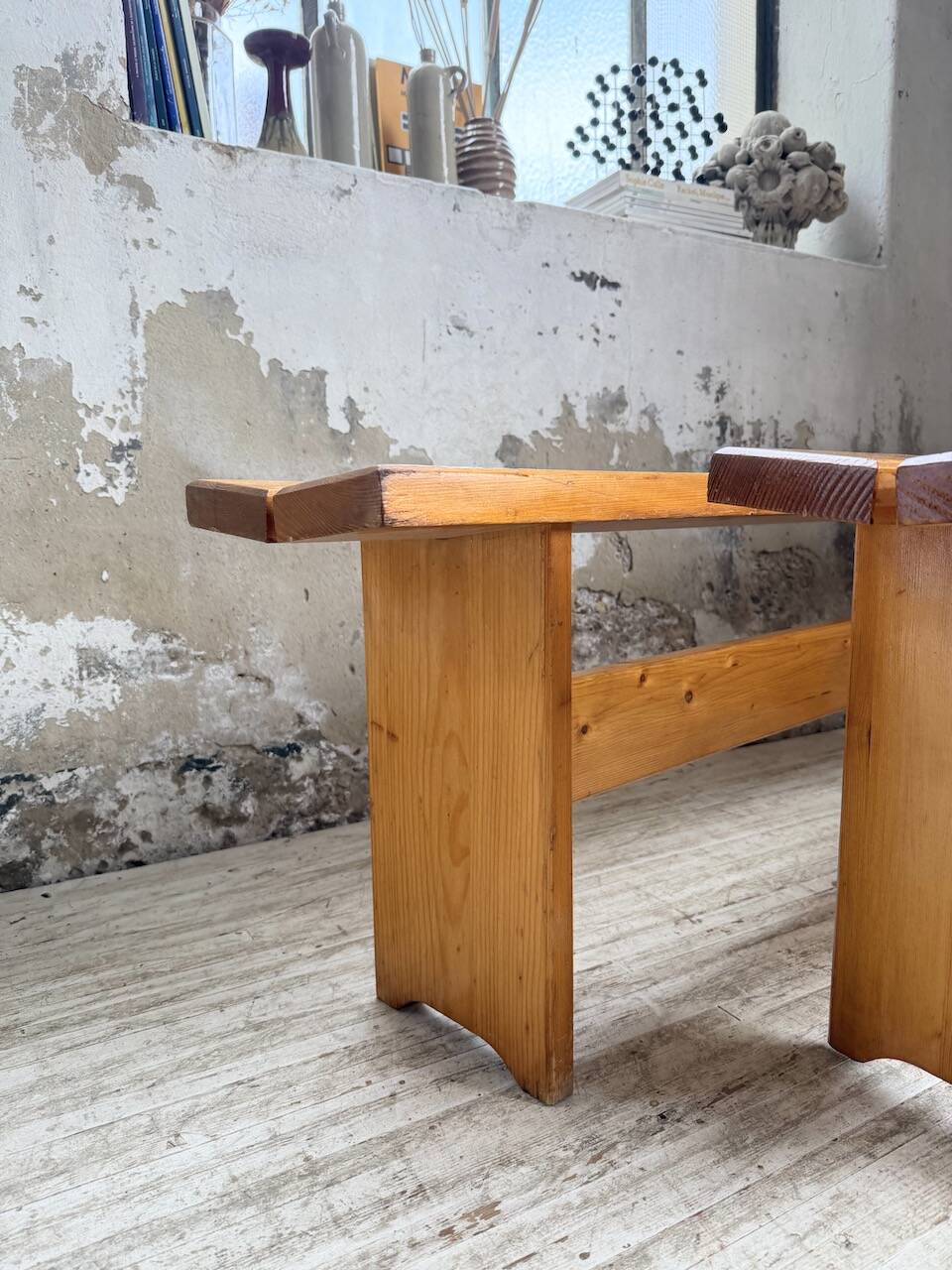 Paire de bancs en pin Charlotte Perriand Les arcs