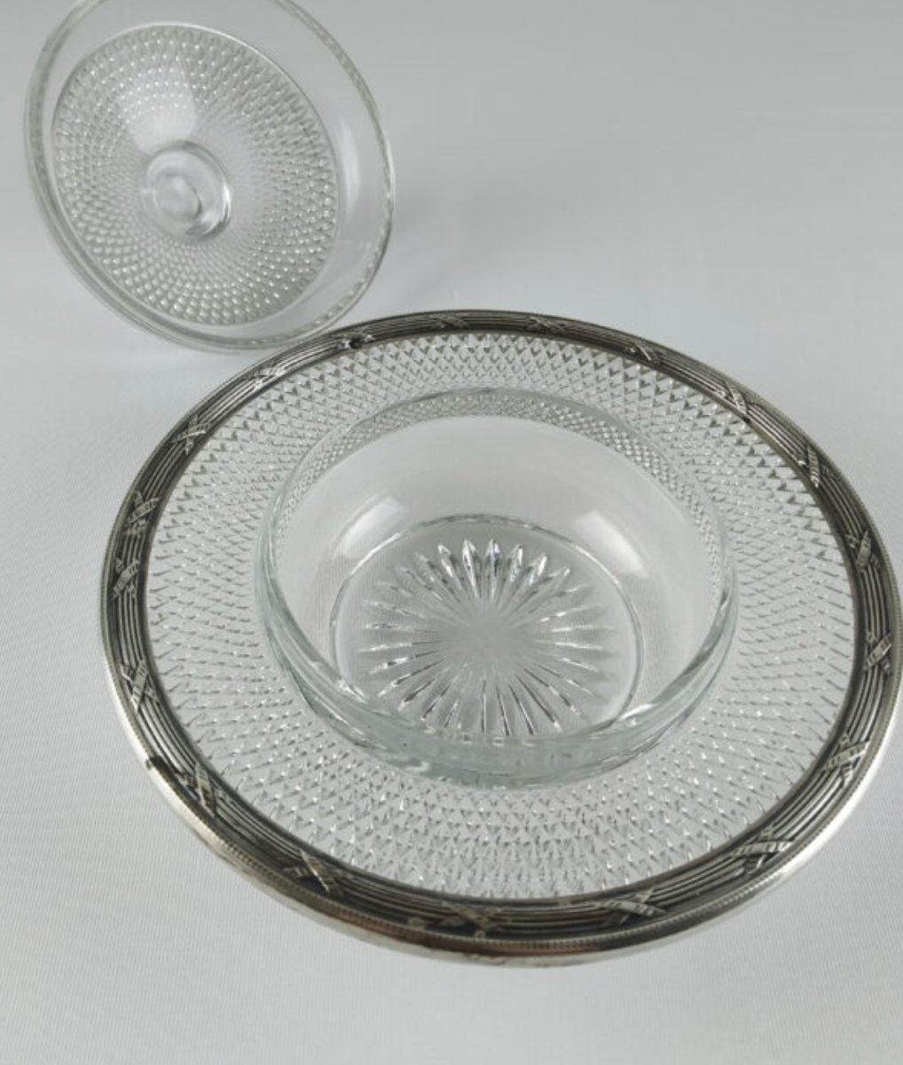 Round covered buttermaker in crystal and silver