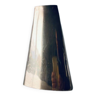 Vase triangulaire en laiton