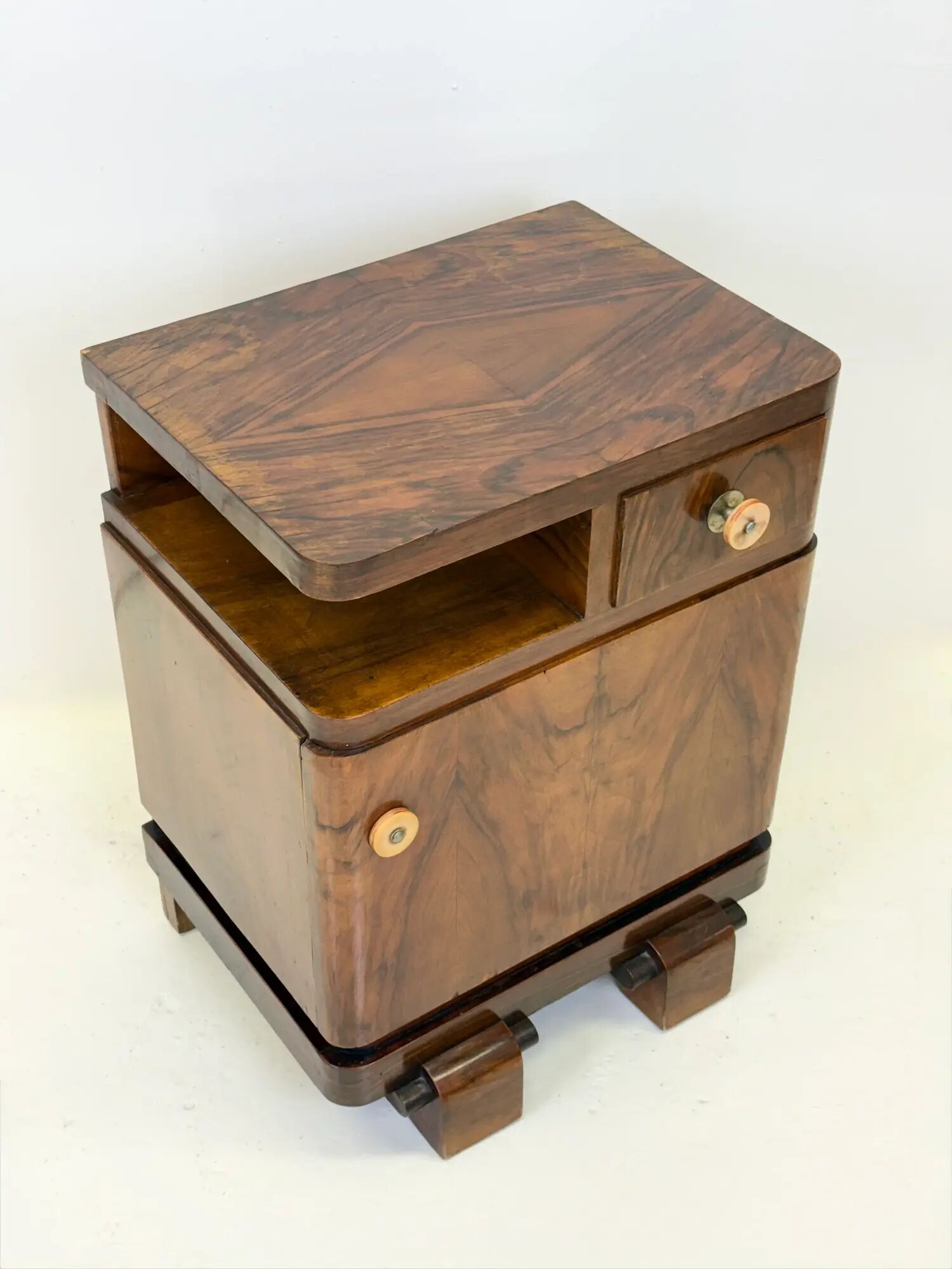 Pair of Art Deco bedside tables in walnut — Italy, 1930-1940