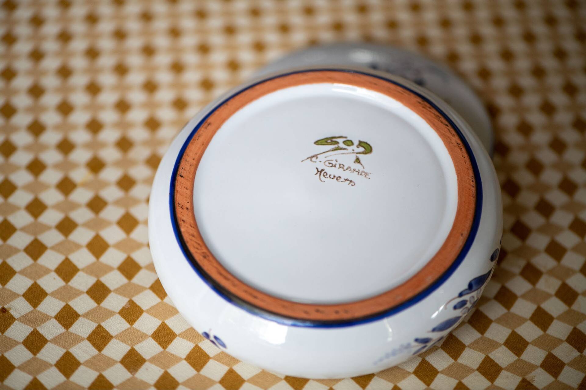 Nevers faience bonbonnière - Atelier C. Girande