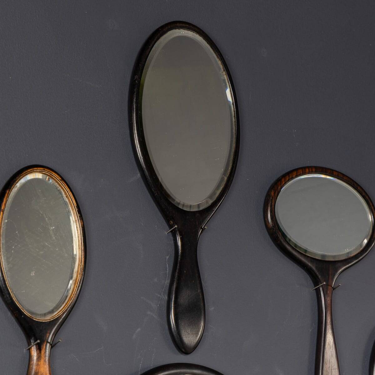 Collection antique du 19ème siècle de vingt-cinq miroirs à main en bois