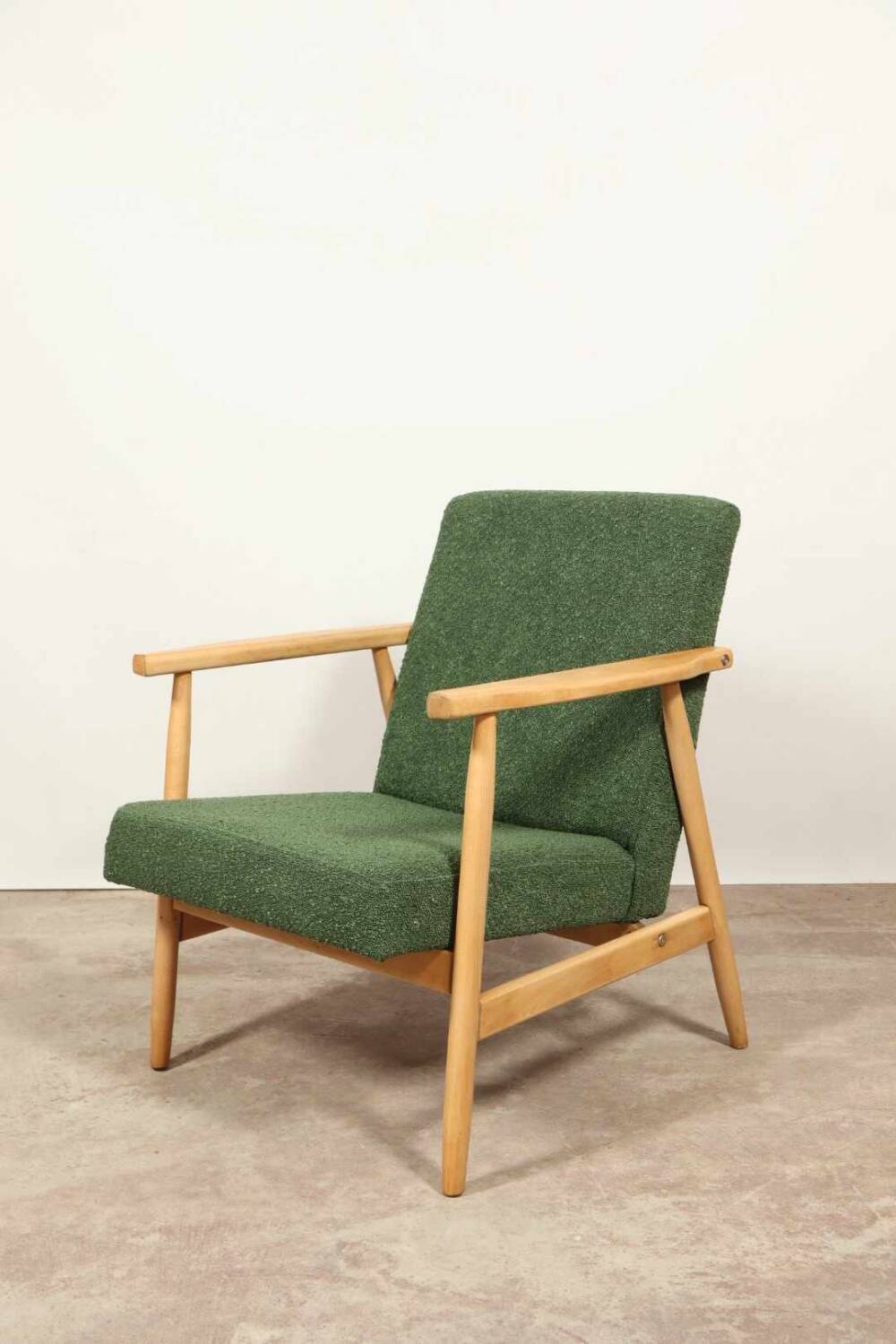 Fauteuil vintage Boucle verte bois naturel après rénovation