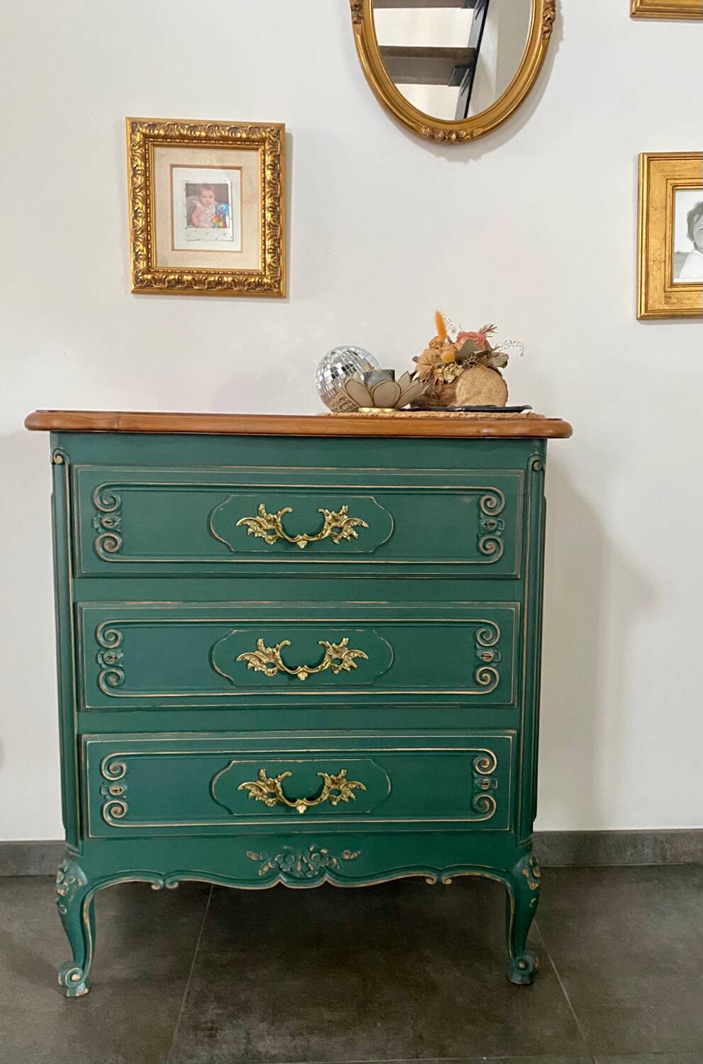 Commode bois massif relooké vert pinède patiné