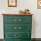 Commode bois massif relooké vert pinède patiné