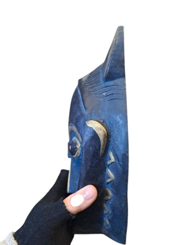Masque africain en bois sculpté bleu et doré, oreilles de lion