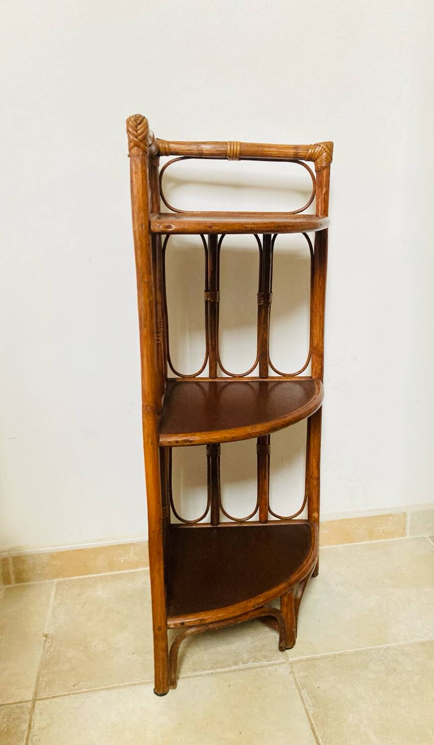 Étagère d'angle vintage en bambou et rotin années 1960/70