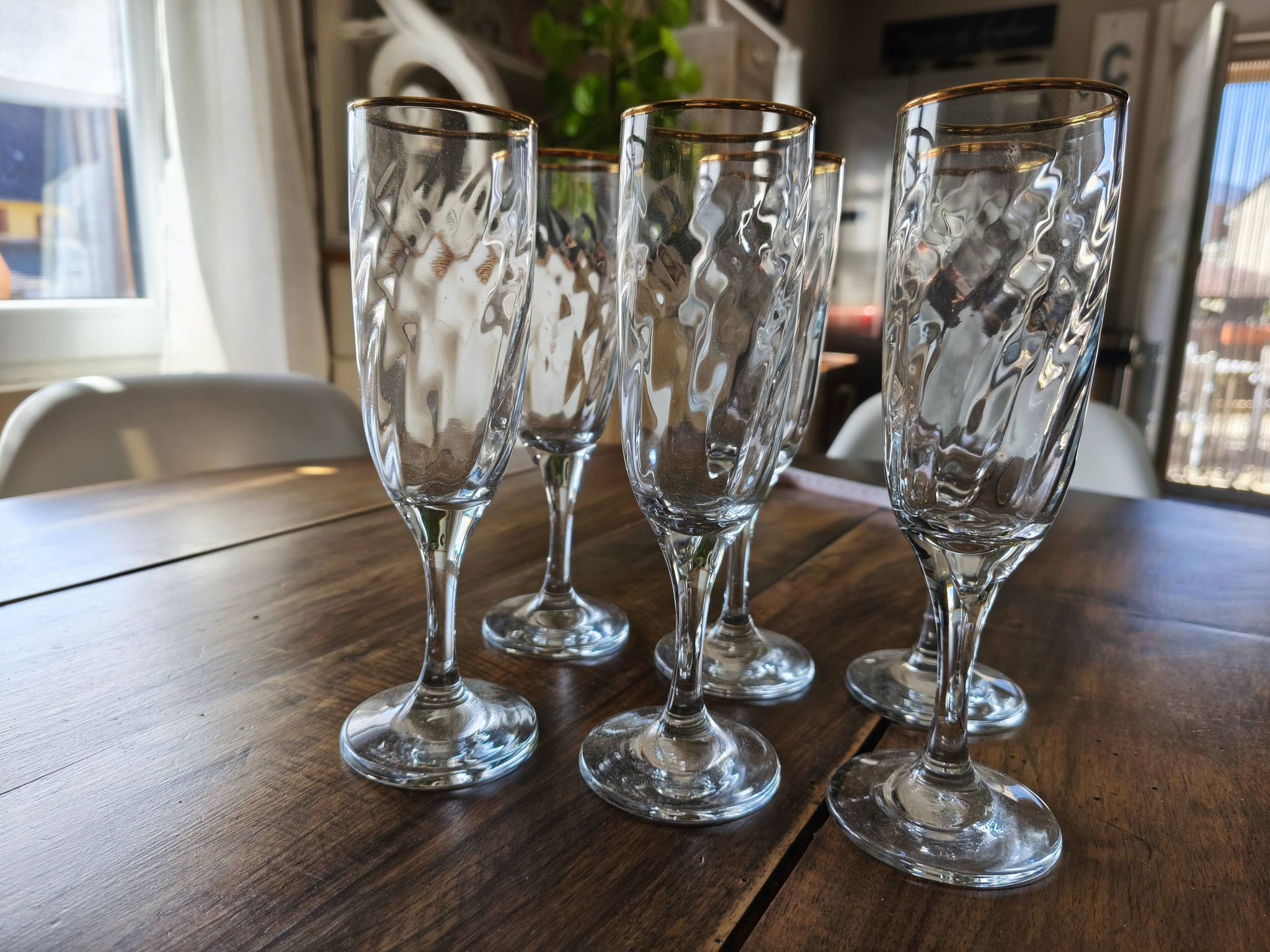 Set of 6 vintage champagne flutes with scrolled drinking rim and gold trim