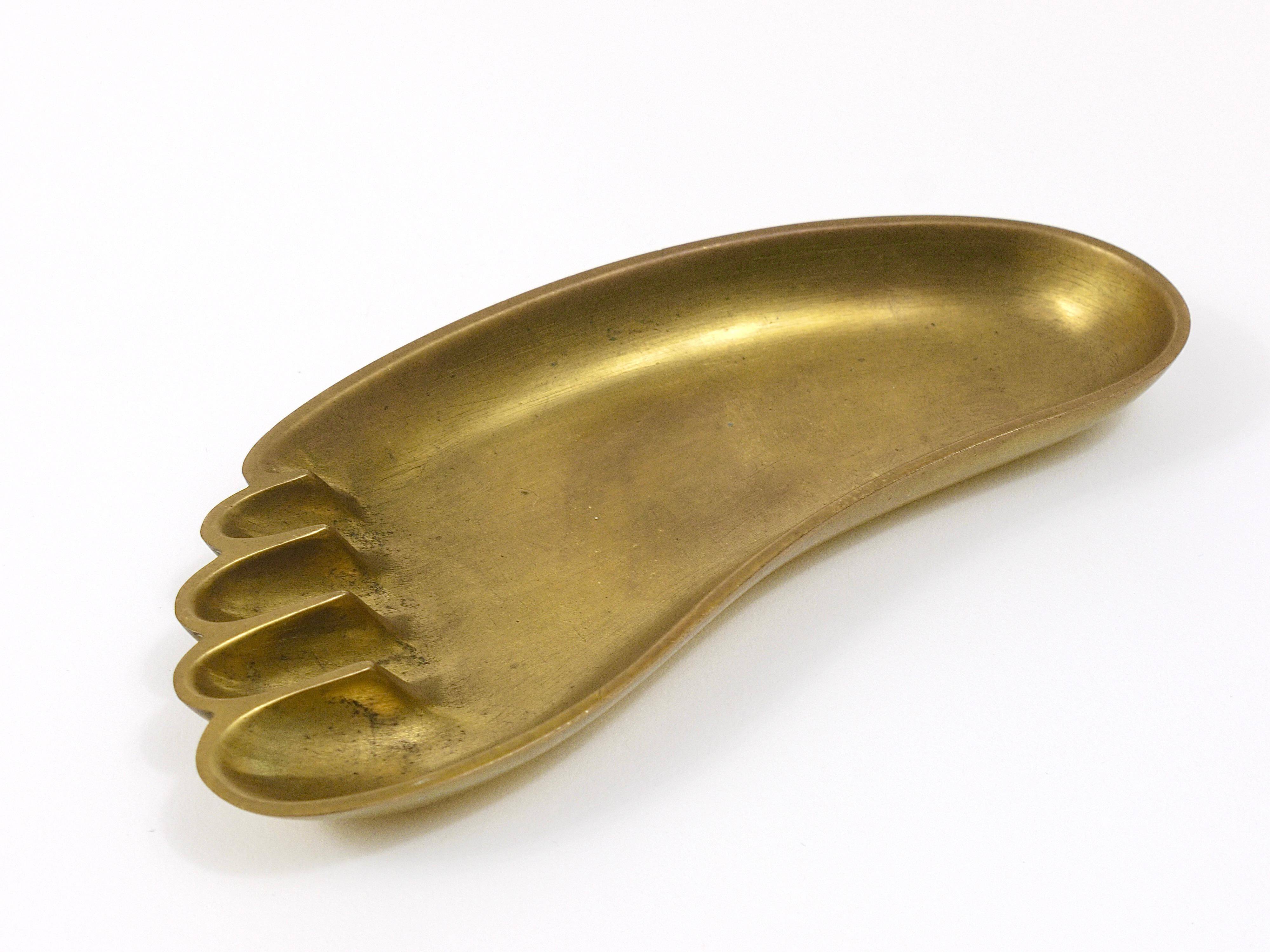 Bowl or sculptural plate in the shape of a foot by Werkstätte Hagenauer, mid-century, brass, Austria.