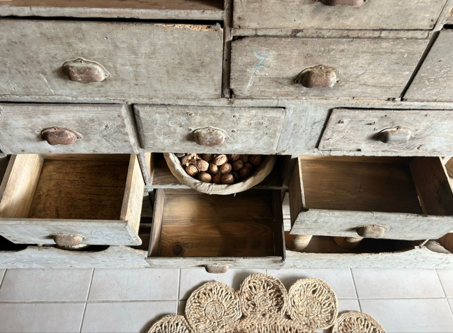 Ancien meuble de quincaillerie, meuble de métier