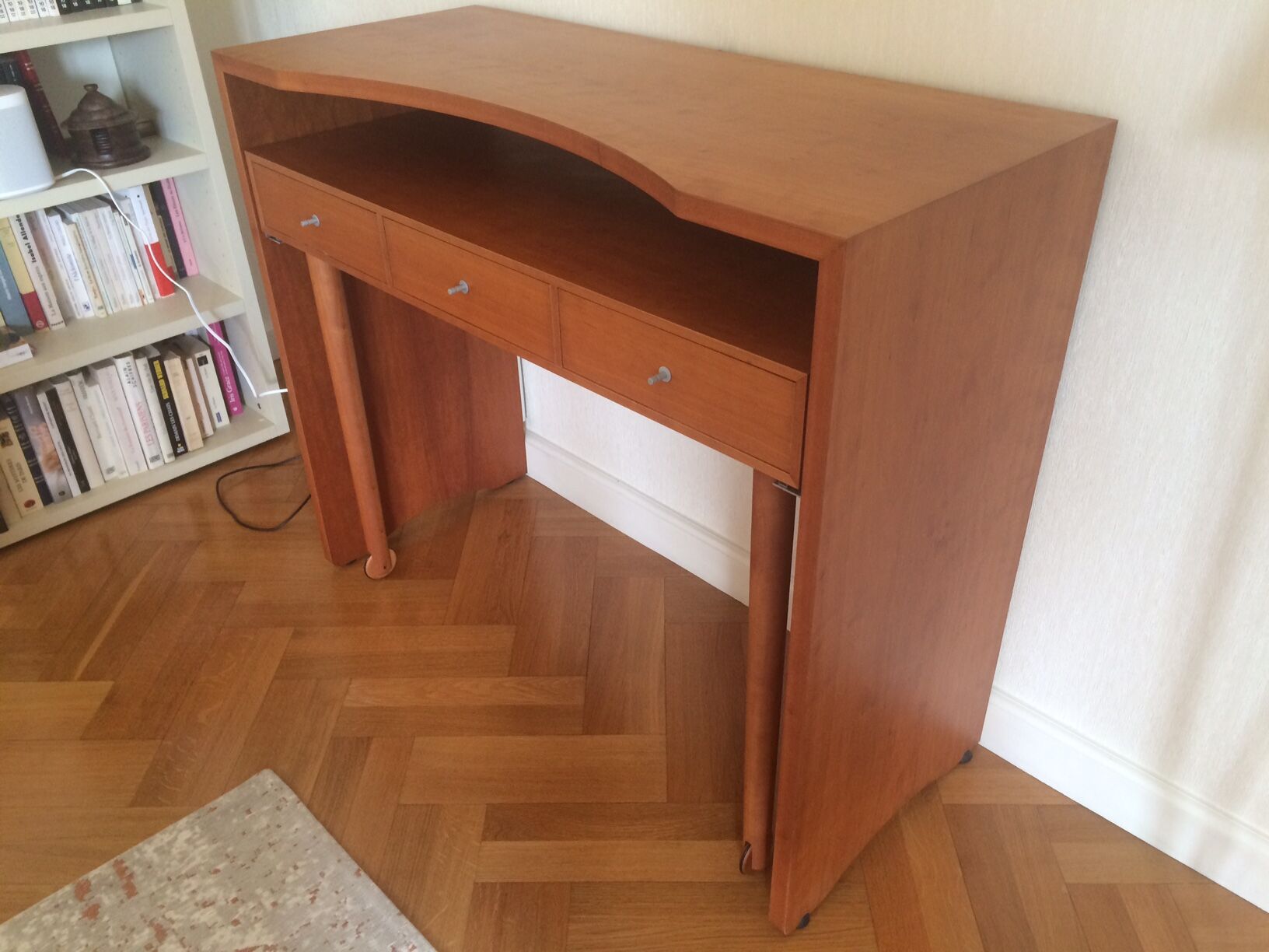 Design desk in Miss Cherry