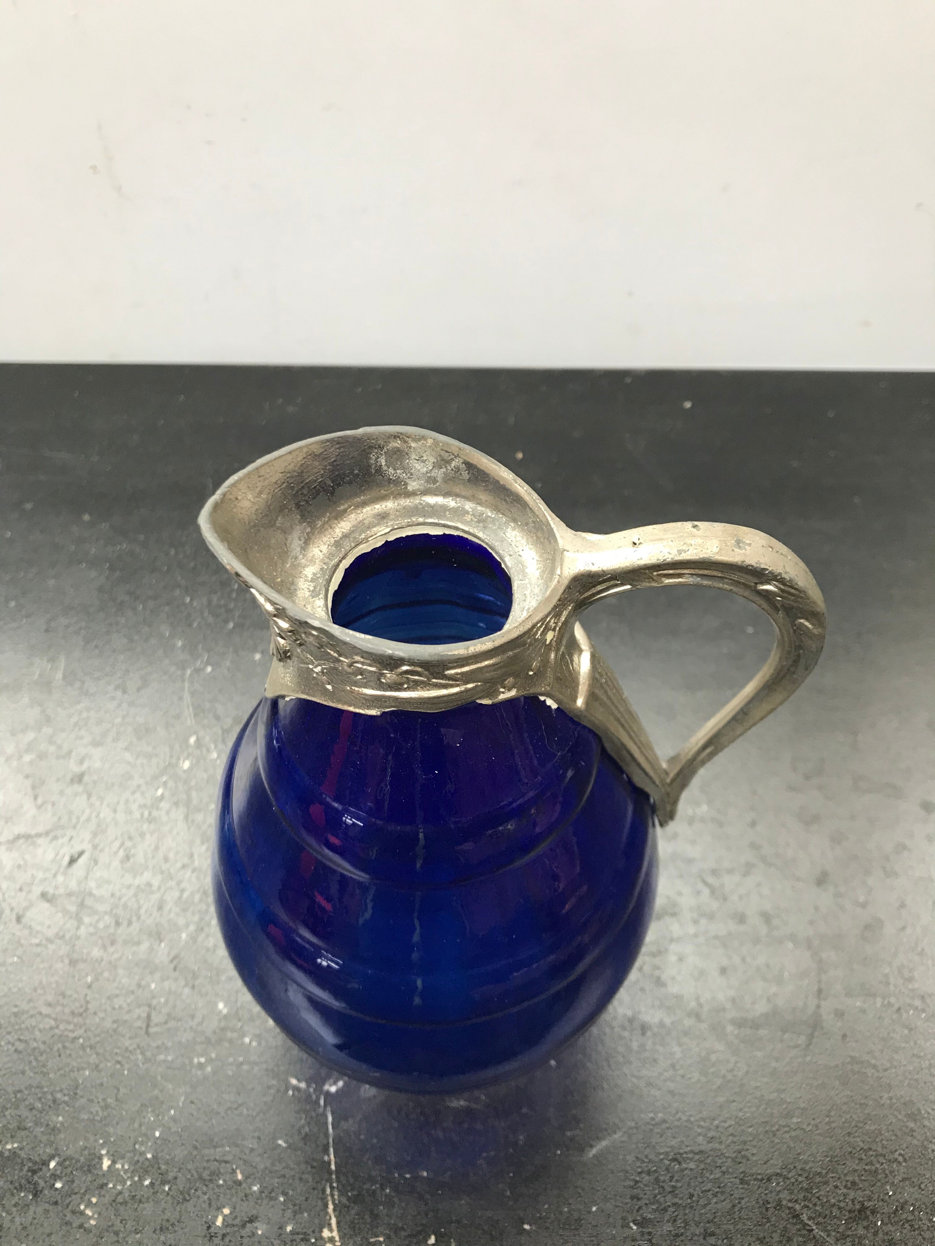 Former pitcher carafe art de blue moulded glass - vintage metal anse
