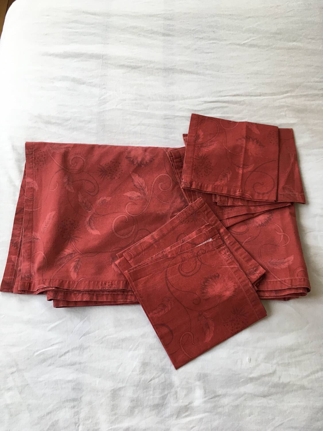 Large red tablecloth for 8 places and napkins