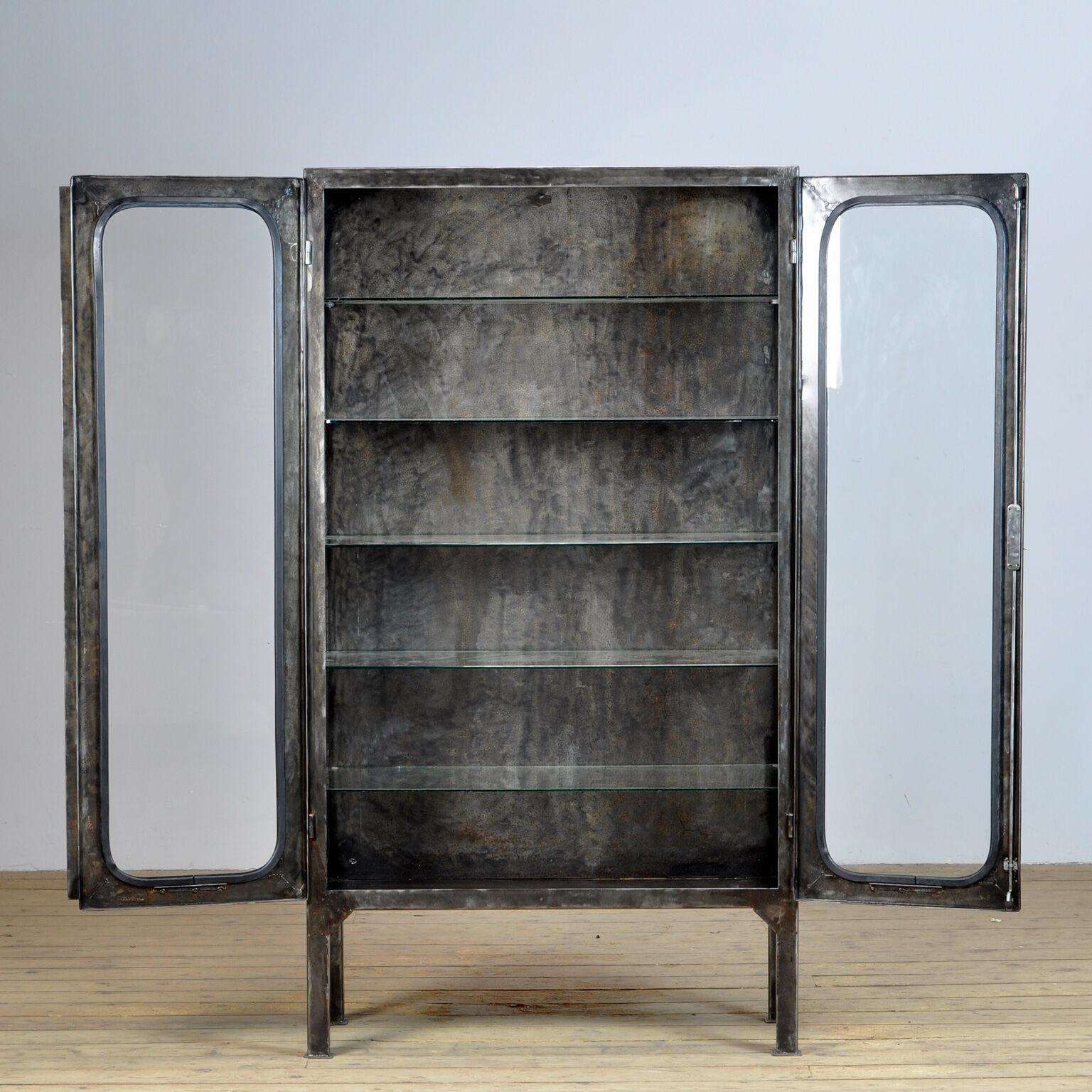 Armoire médicale vintage en verre et fer années 1970