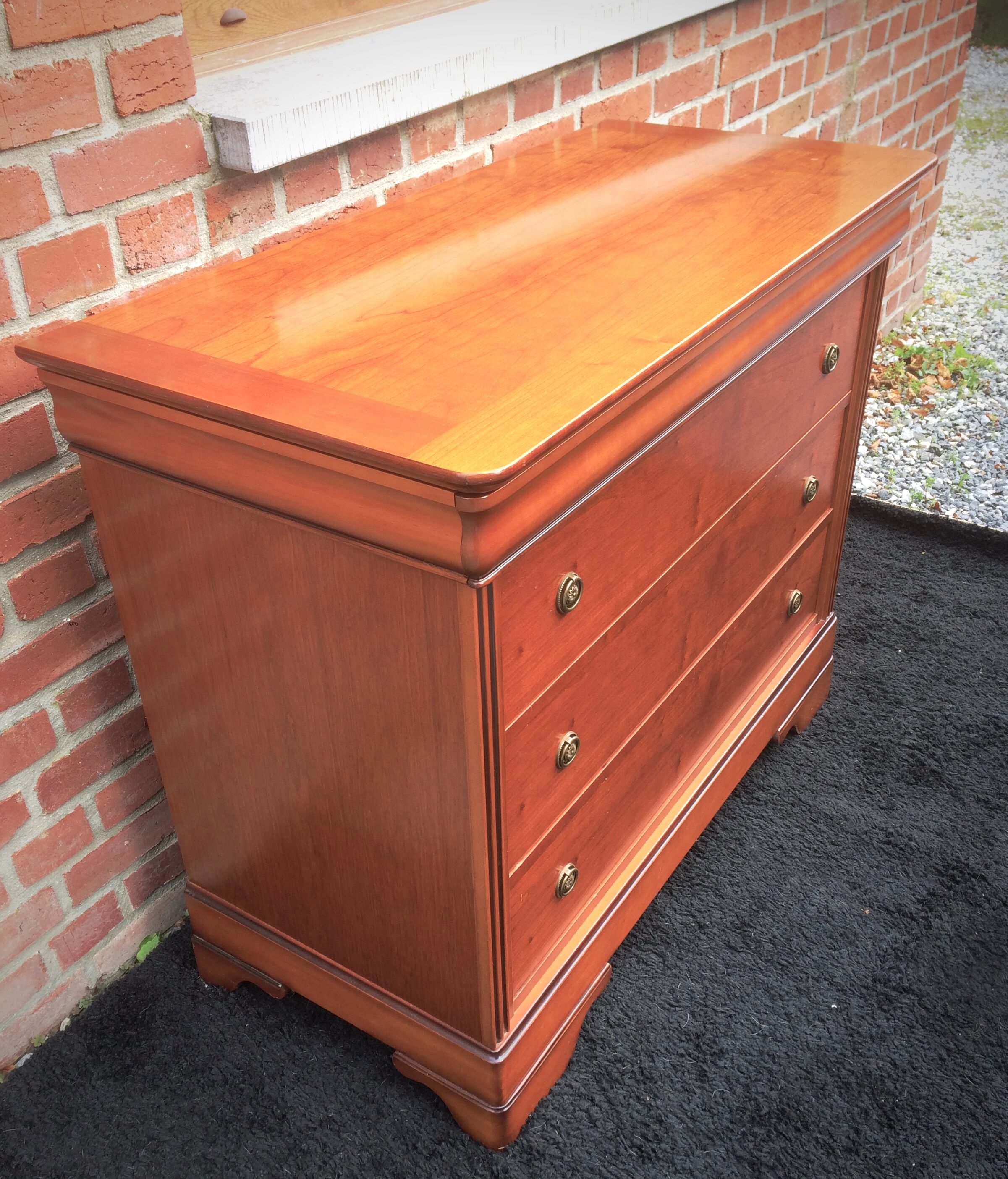 Commode à tiroir secret