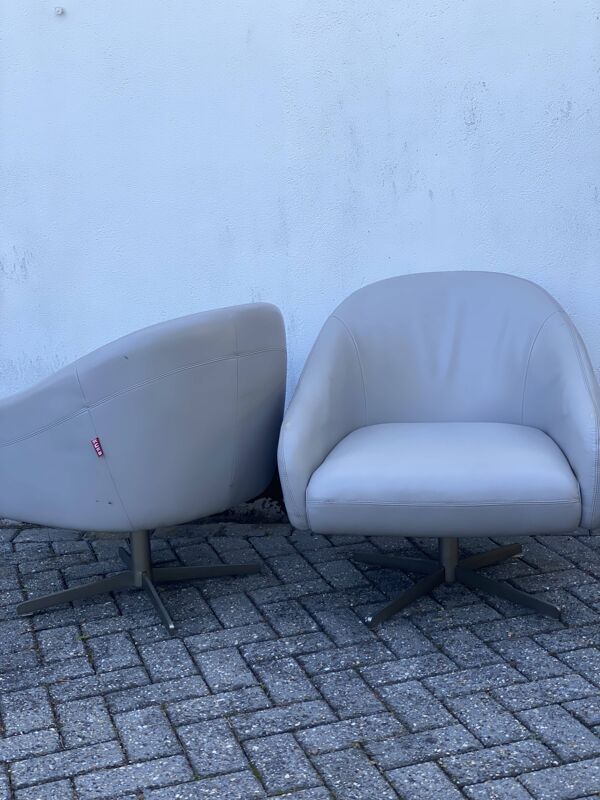 paire de fauteuils kuka pivotants en cuir gris