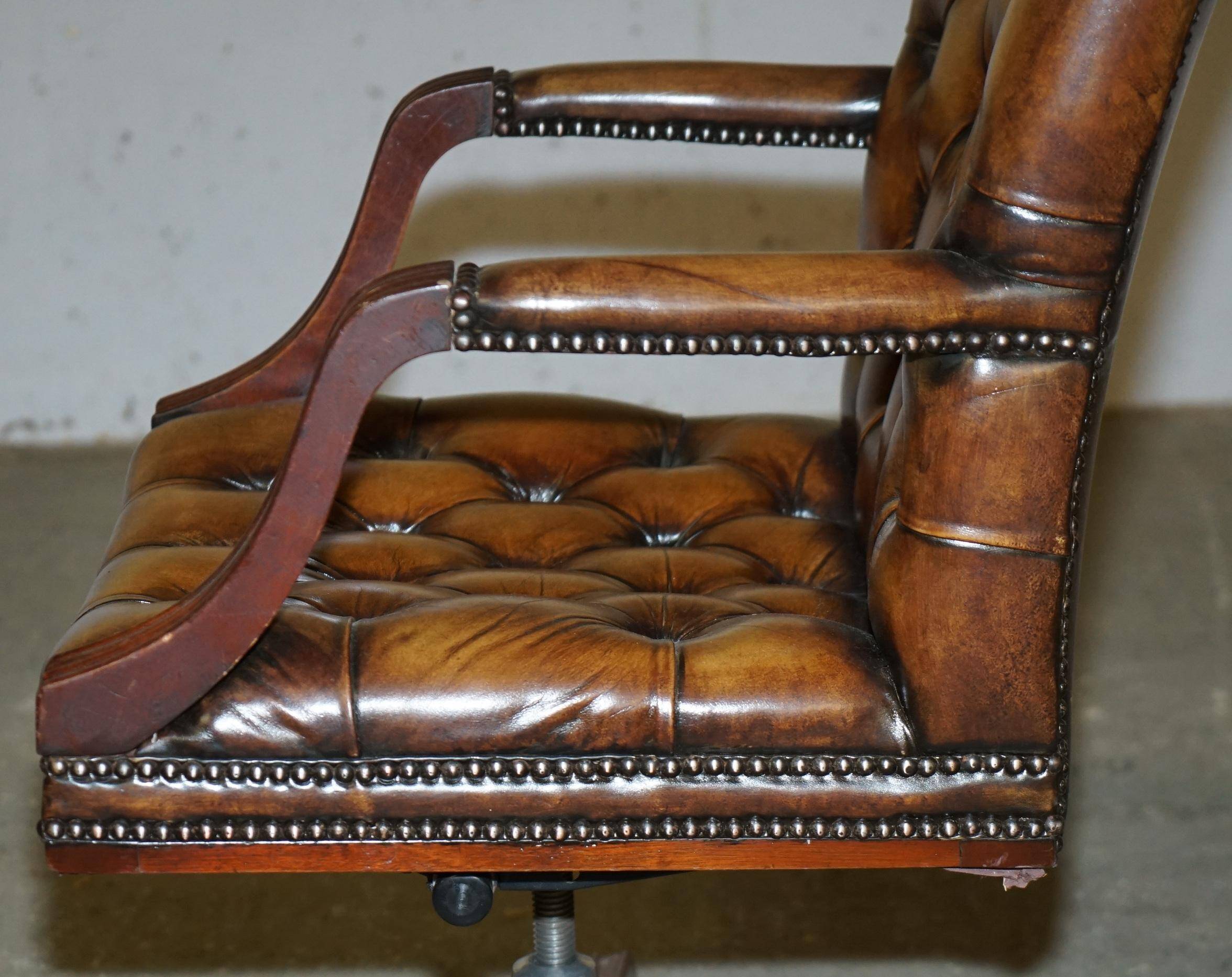 Chaise Chesterfield capitane restaurée en cuir
