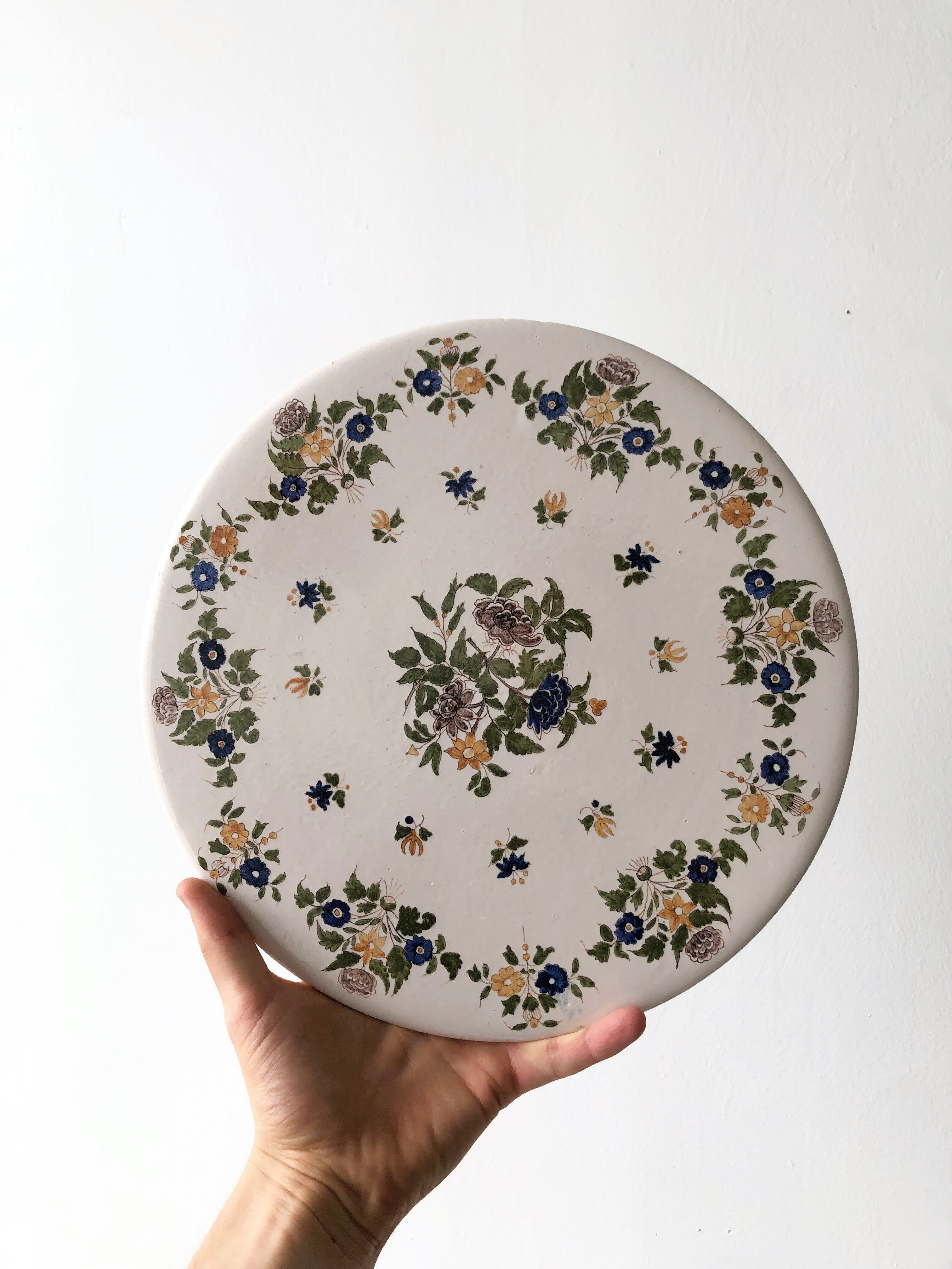 Presentation dish, ceramic pie dish with floral motifs. Very good retro vintage condition