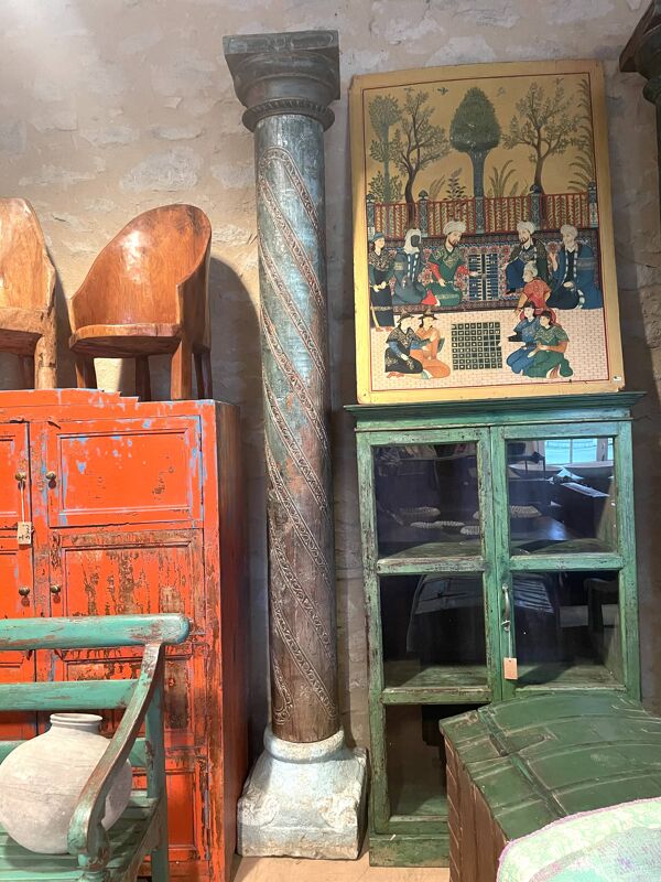 Colonne en bois sculpté