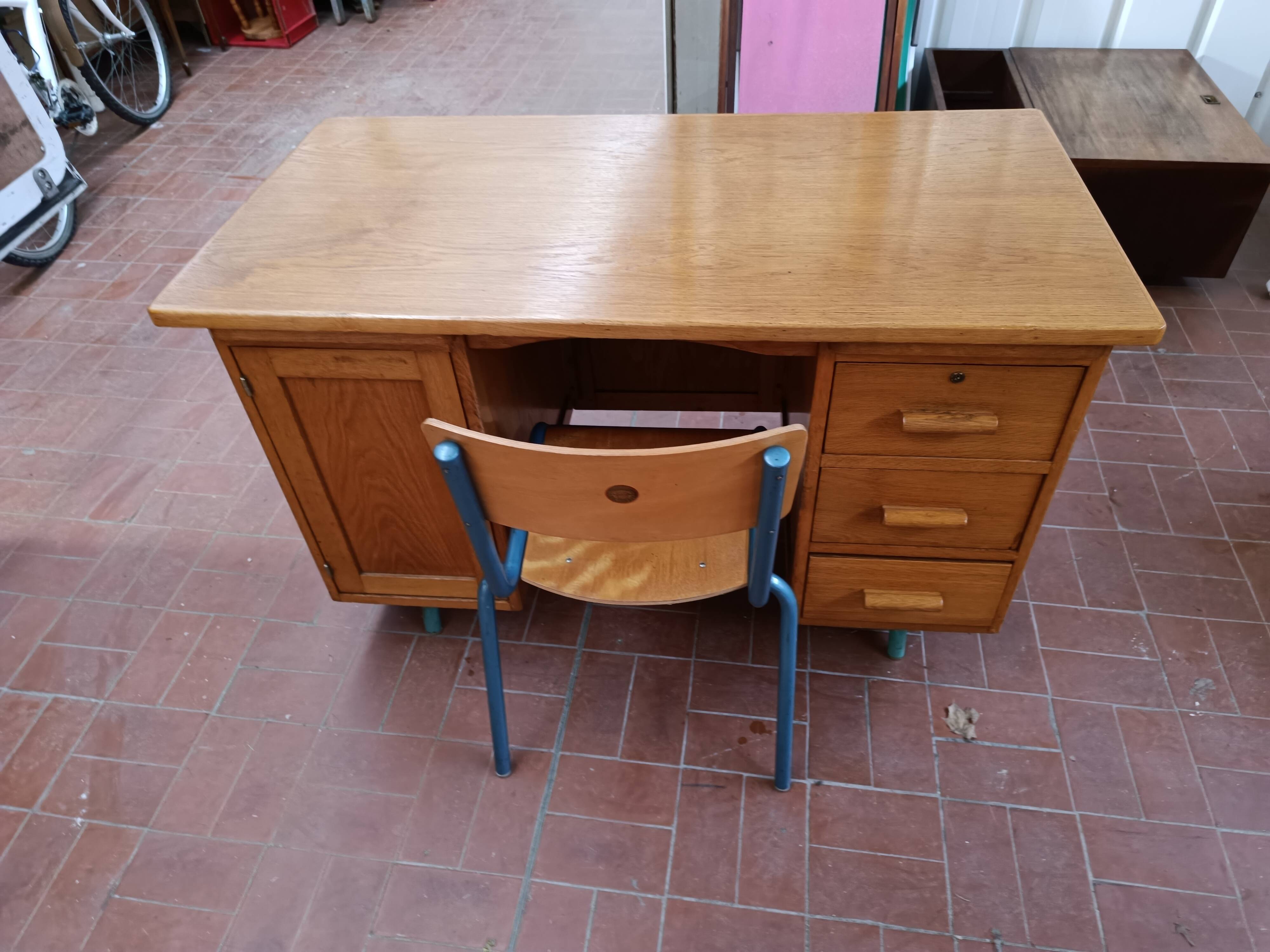 Teachers' desk and its Delagrave chair