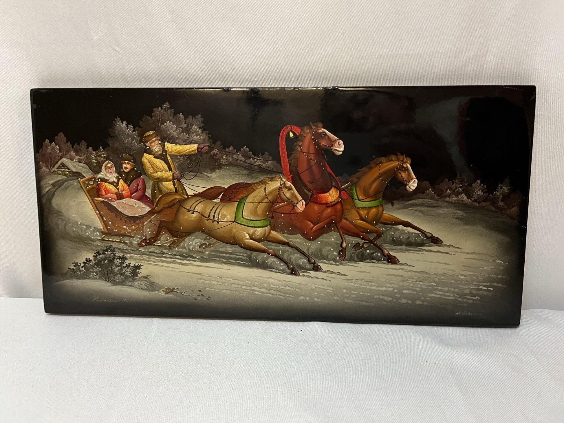 Peinture sur bois laqué Russie, Fedoskino, décor troïka datée 1987