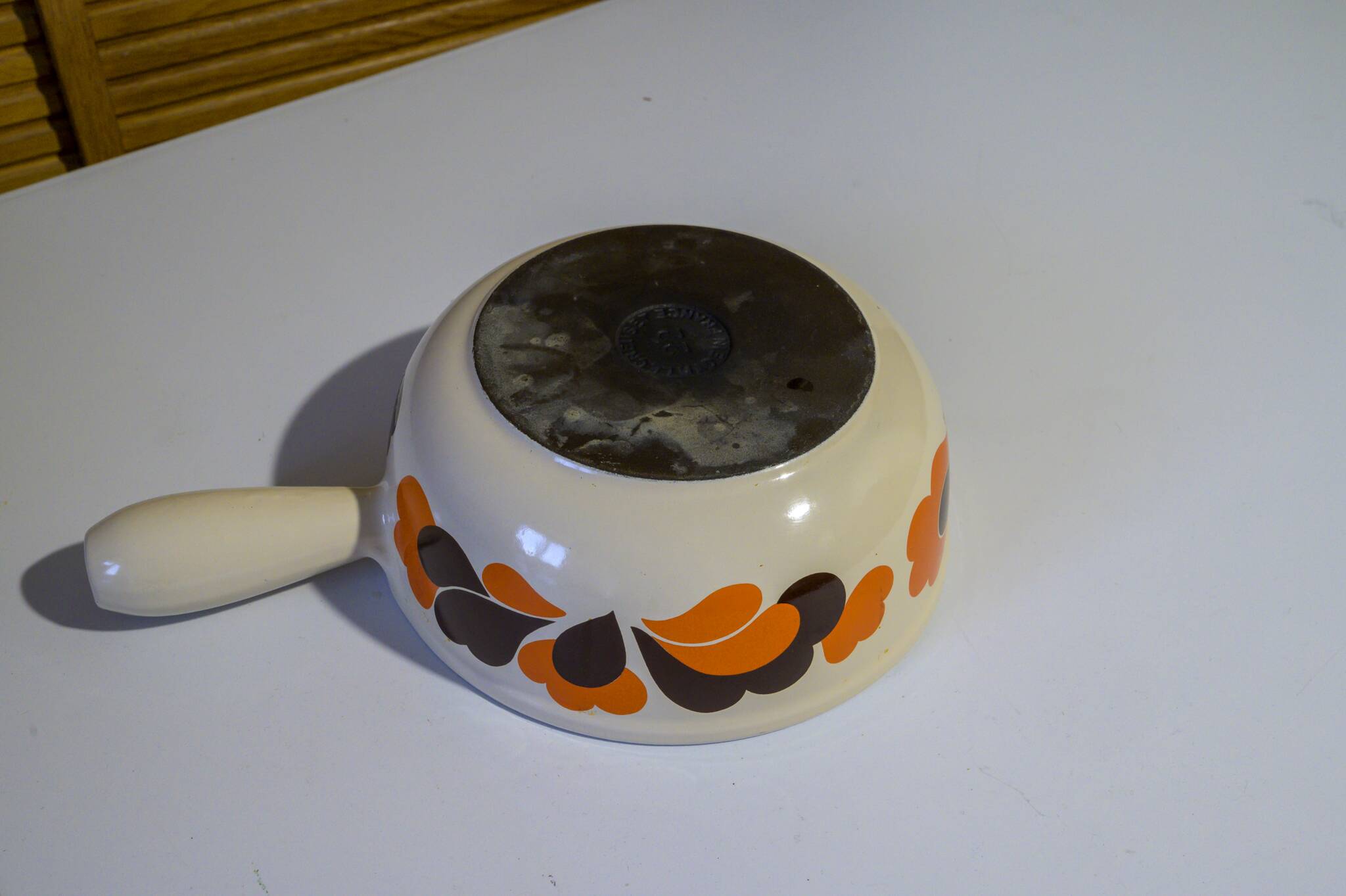 Enamelled cast iron fondue pot with 70's Le Creuset pattern