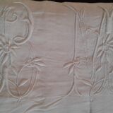Drap lin monogramme brodé B M et fleurs