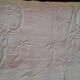 Drap lin monogramme brodé B M et fleurs