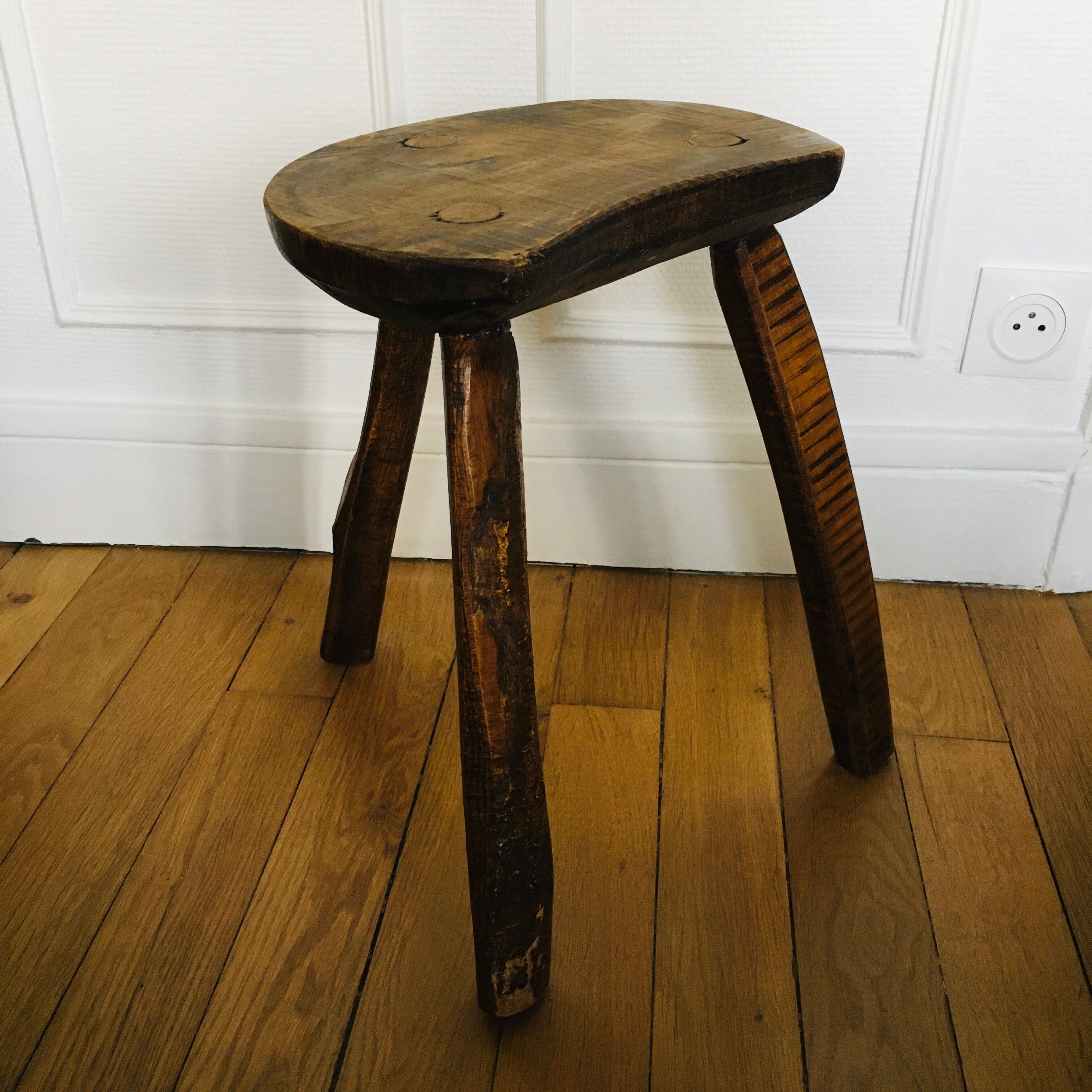 Tabouret brutaliste tripode