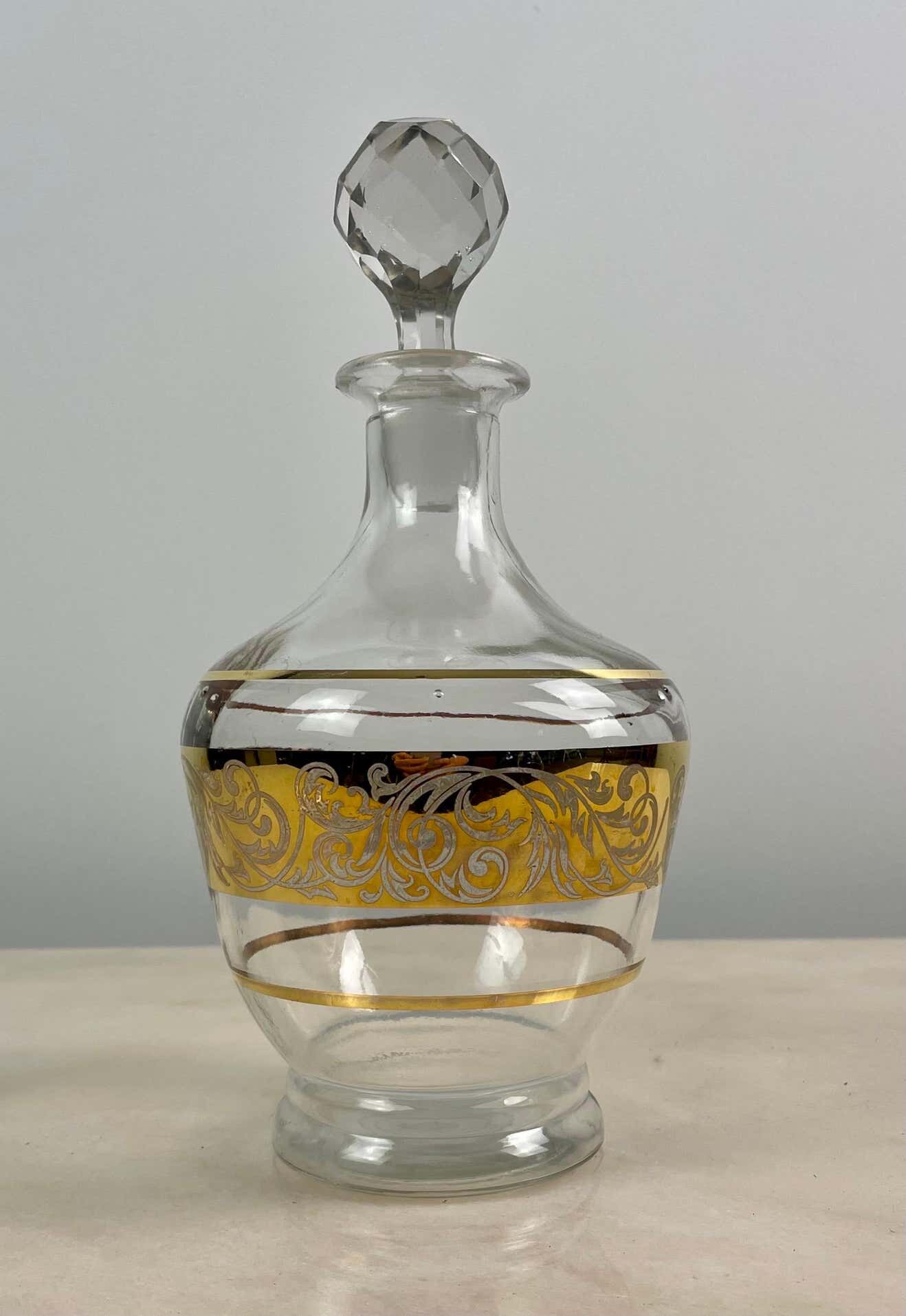 Produits Charming glass carafe with golden decoration