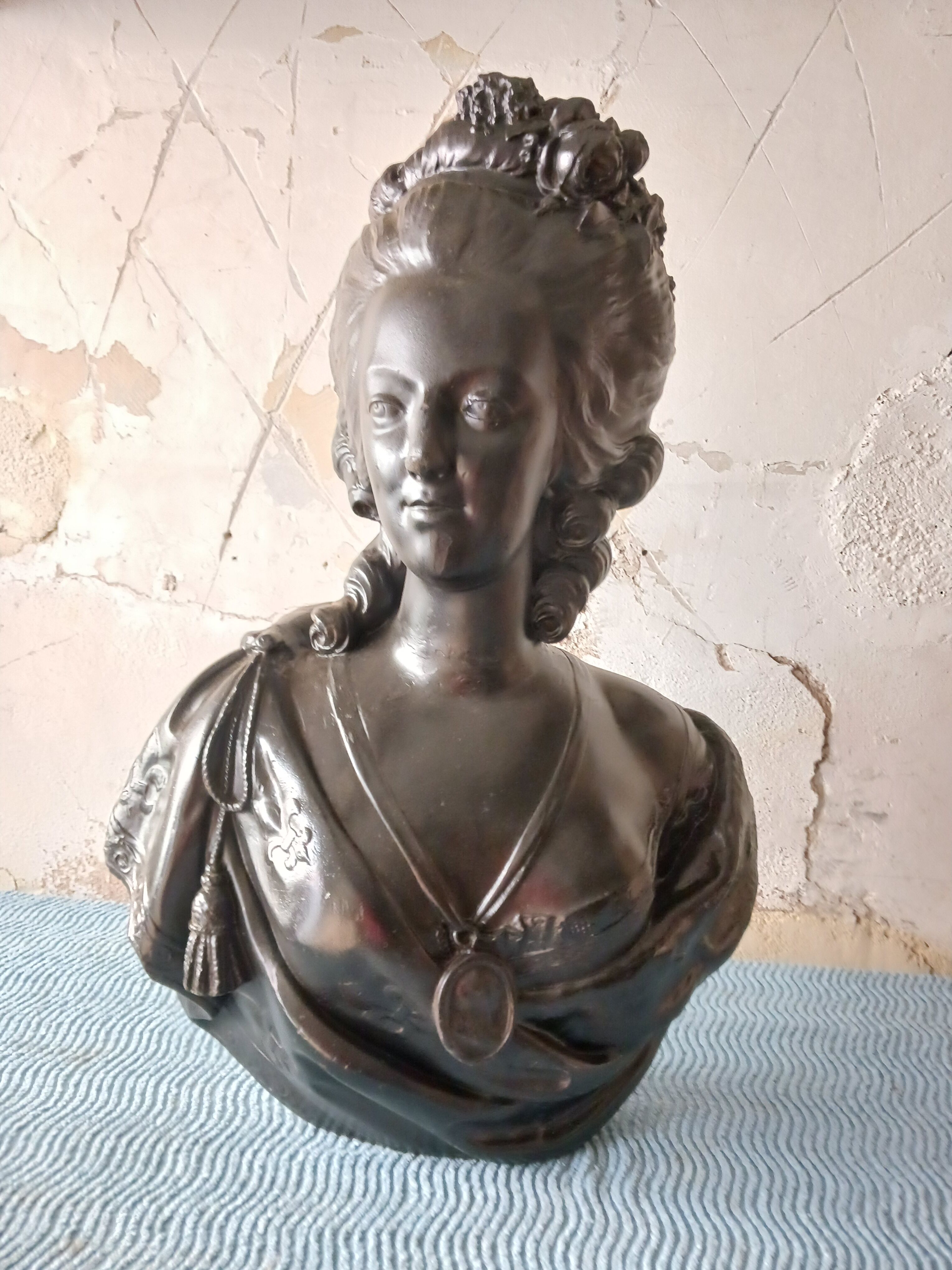 Large bust in old plaster Marie-Antoinette patinated black.  Dimensions 75 cm/52 cm