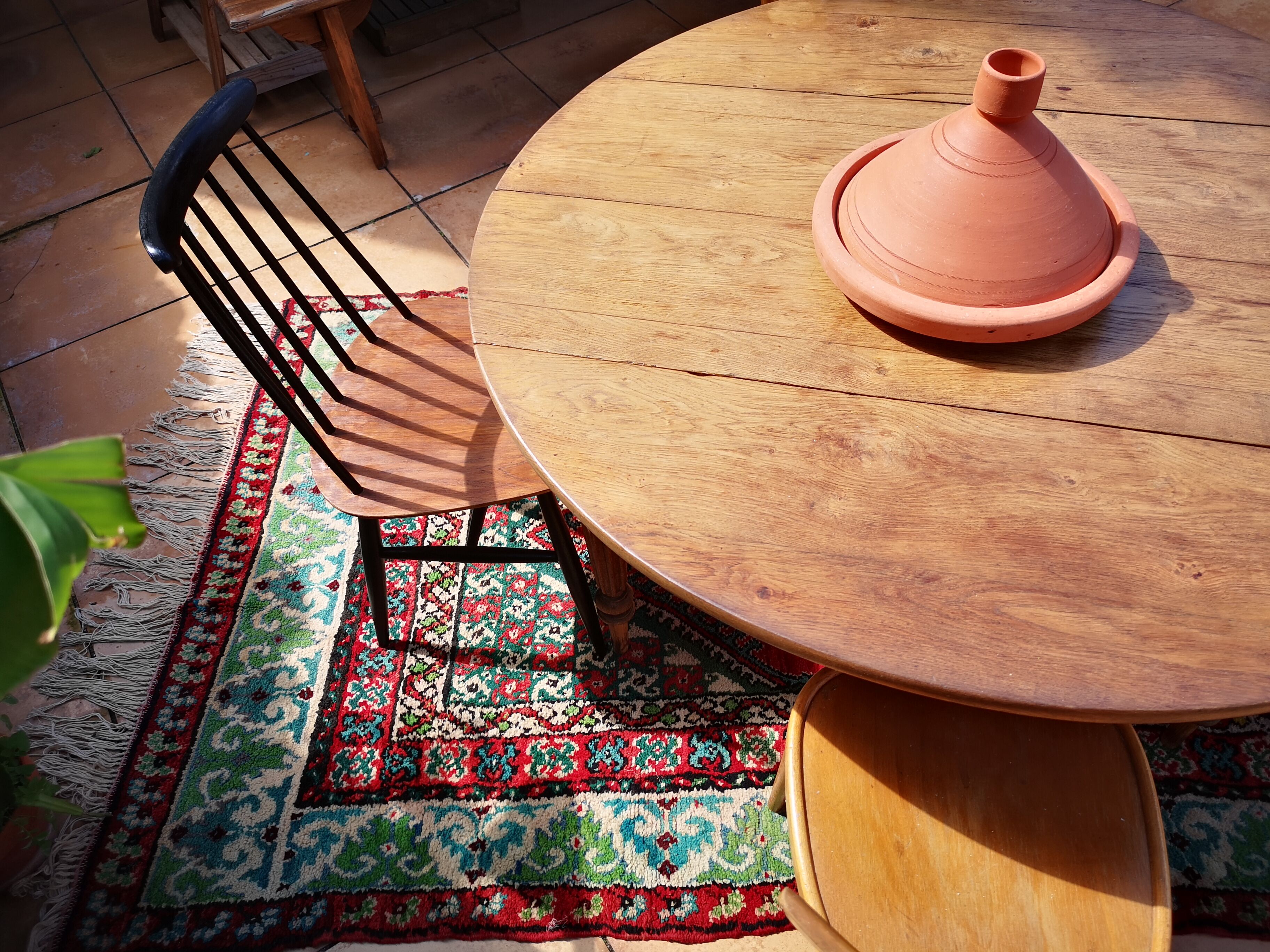 Round table in oak tapered feet with extension cords