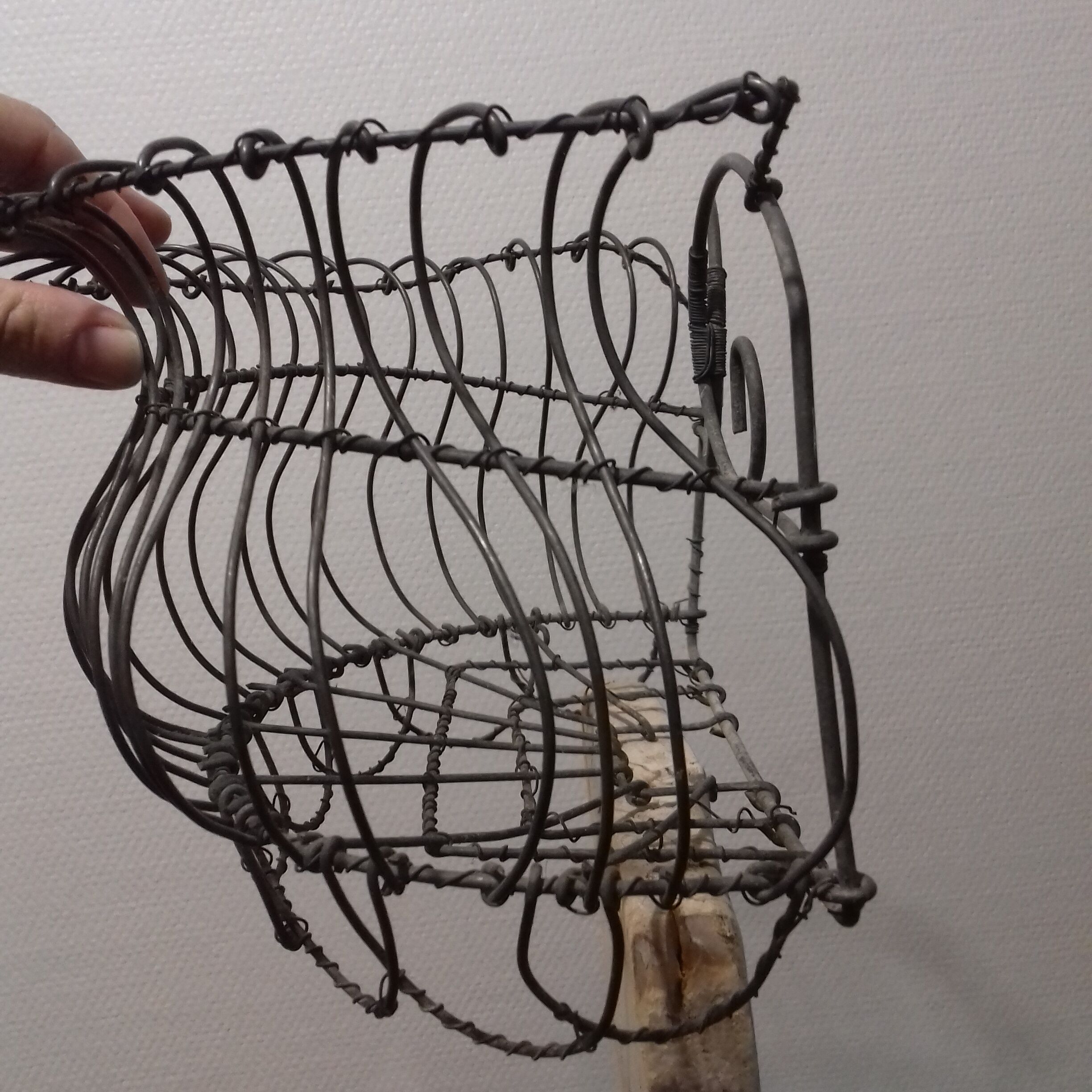 Small basket of rounded wire
