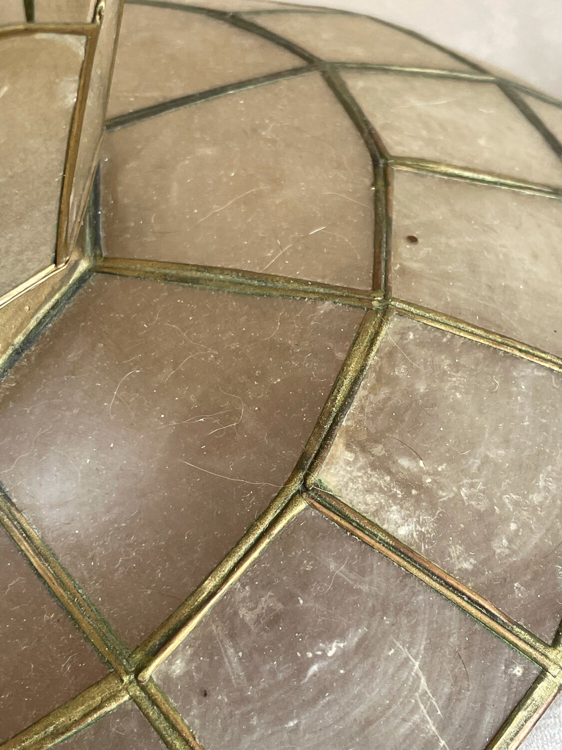 Mother-of-pearl and brass suspension