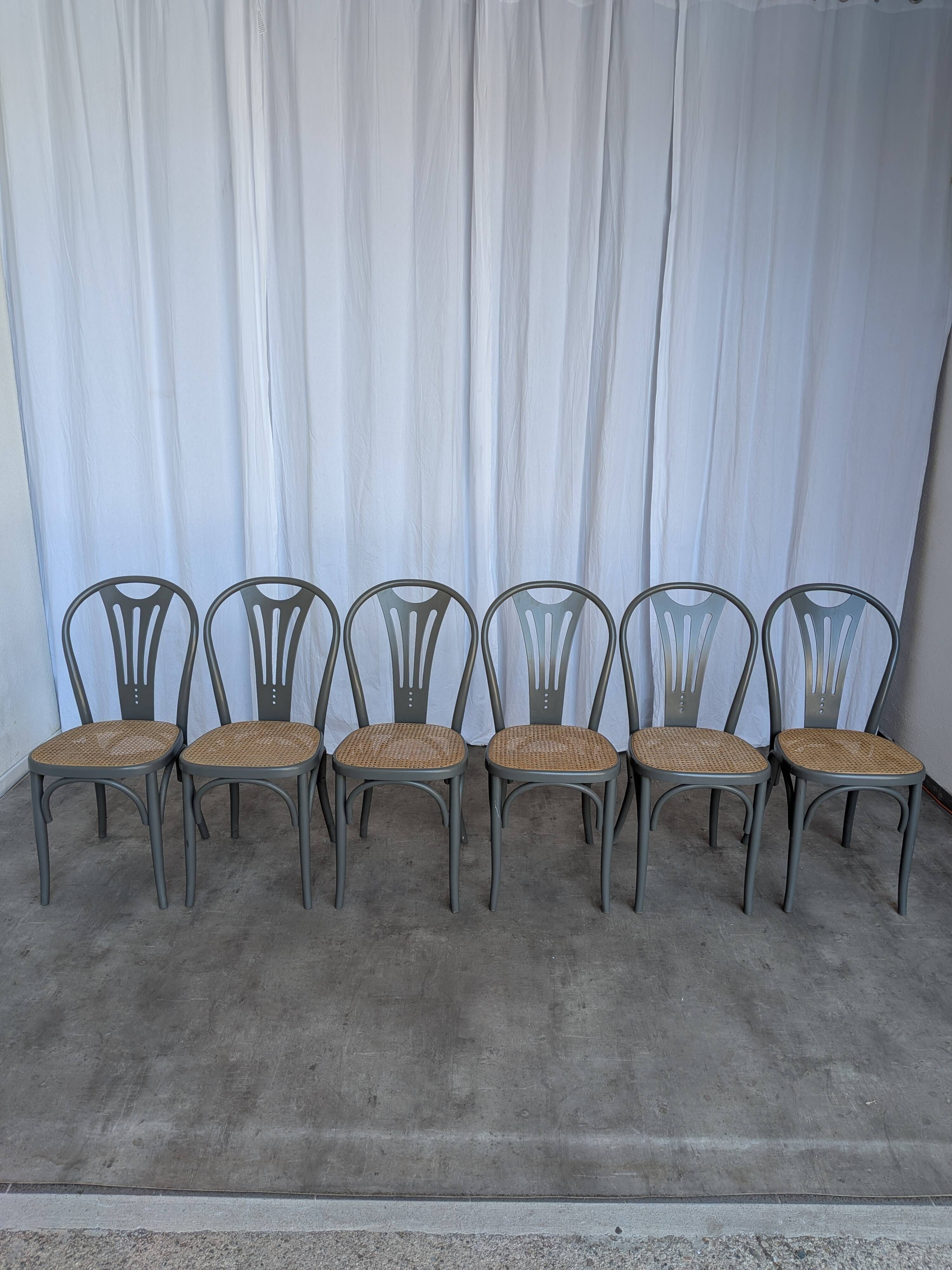 Ensemble de 6 chaises de salle à manger vintage grises en bois cintré : style Thonet, assise en cannage.