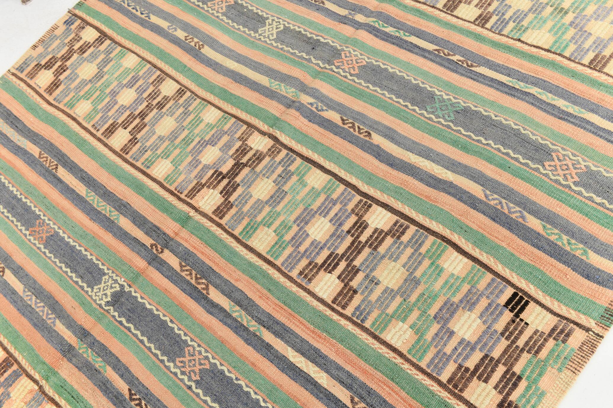Kilim Vintage Anatolien, Rayures Tribales et Motifs Géométriques Pastel
