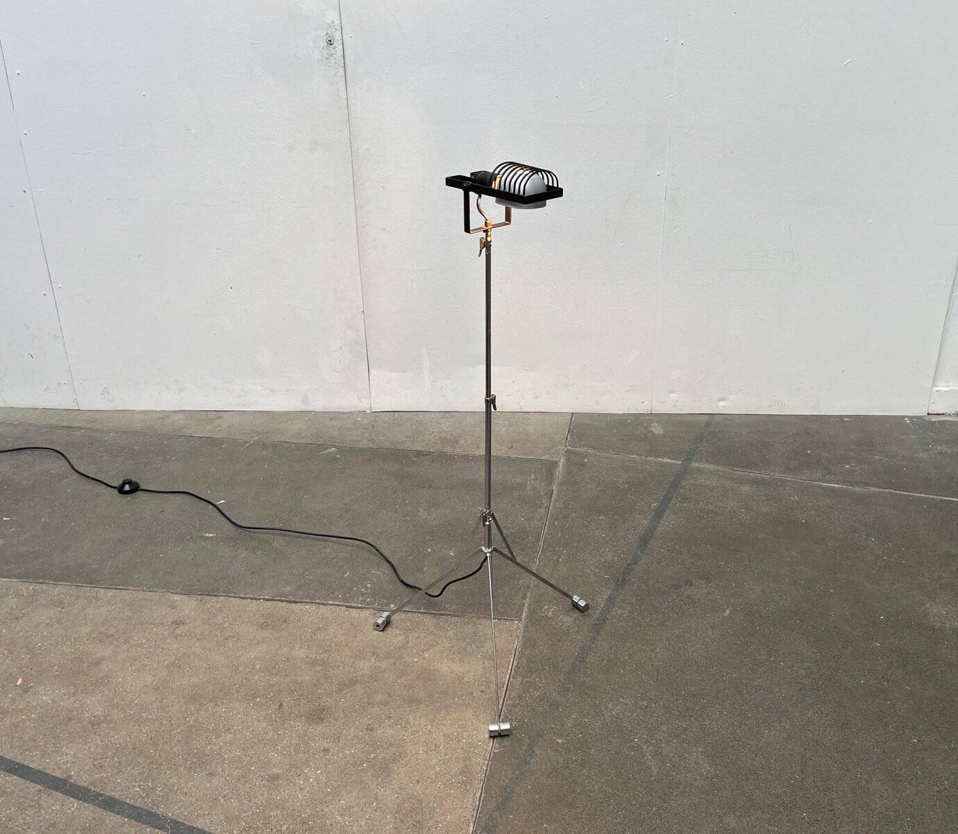 Vintage Italian Sintesi Terra folding floor lamp with tripod by Ernesto Gismondi for Artemide, 1970s.