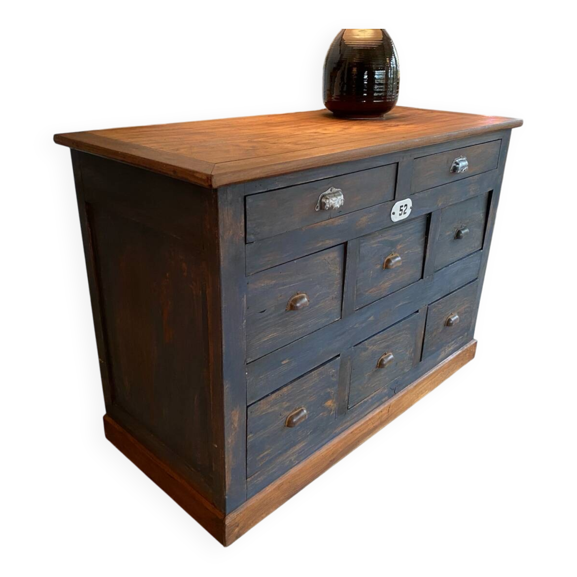 Meuble de métier grands tiroirs. Atelier de menuiserie, quincaillerie