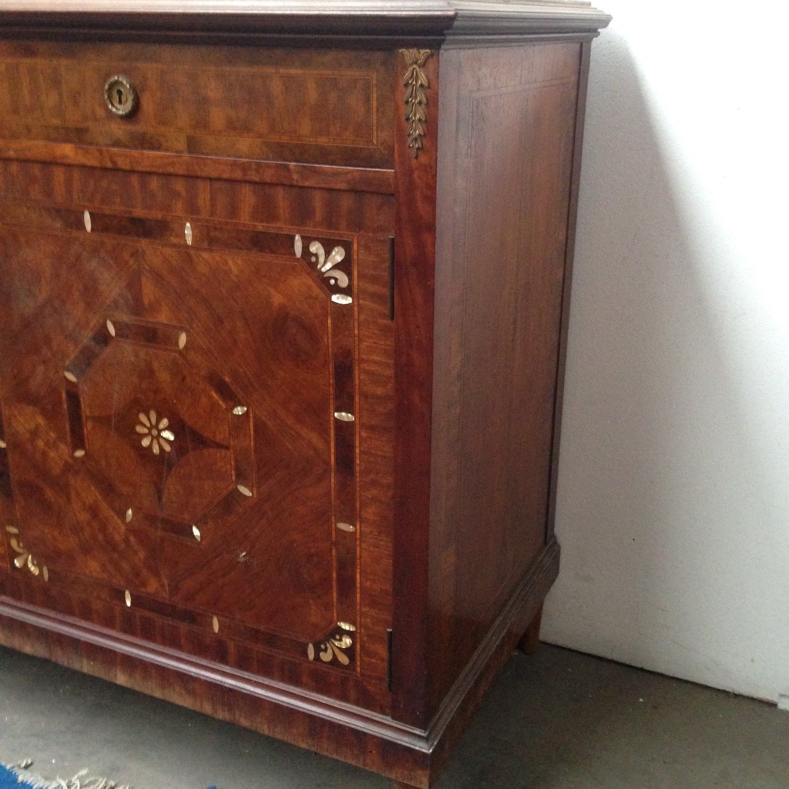 Buffet in marquetry