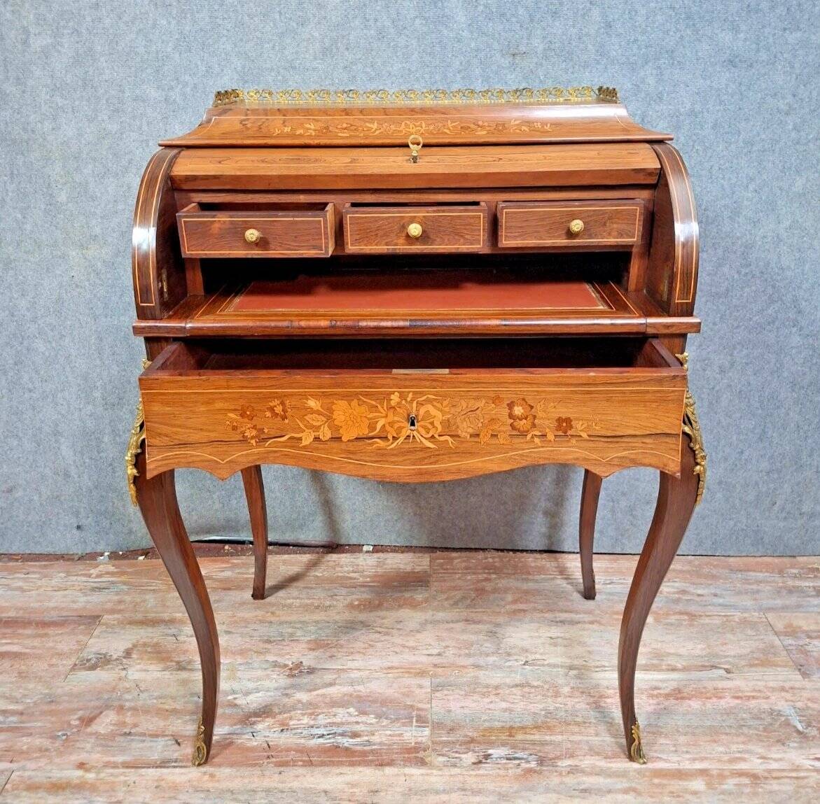 cylinder desk in Louis XV style, elegant and very decorative.