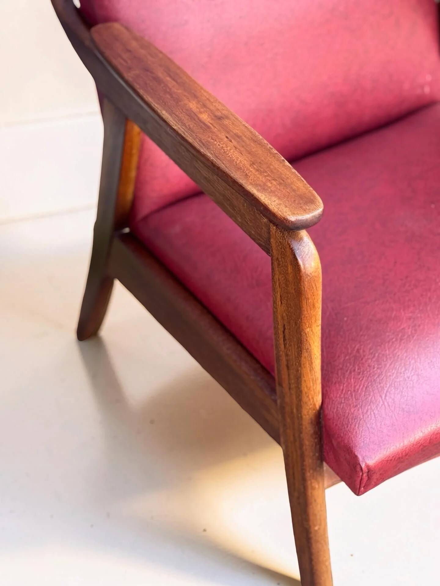Vintage design armchair set – red skai and teak (1960s)
