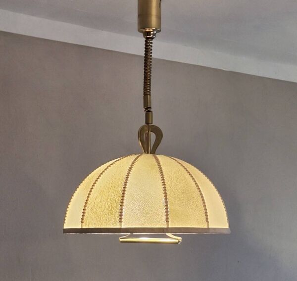 Grand lustre cocon italien en cuir, vélin et laiton, Italie des années 1950